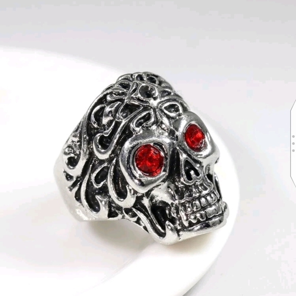 🆕 ☠️SILVER-TONE FAUX RUBY SKULL RING☠️ - Picture 1 of 4